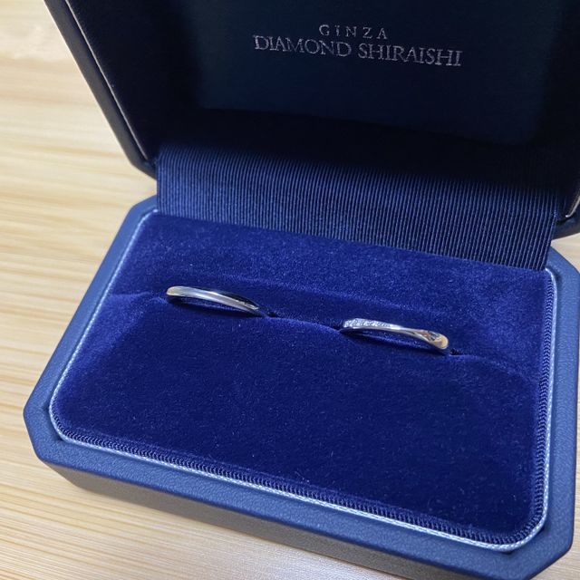 【銀座ダイヤモンドシライシの口コミ】 始めはお互いに結婚雑誌を見ながら
こんなのがいいねとウェーブ型の指輪が…