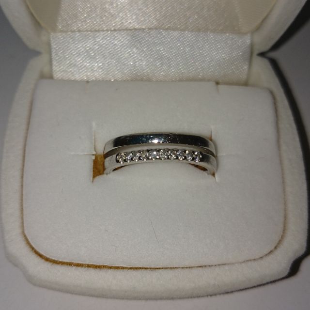 【銀座ダイヤモンドシライシの口コミ】 二連になっていて片連にはダイヤが入っているタイプのものを探していたと…