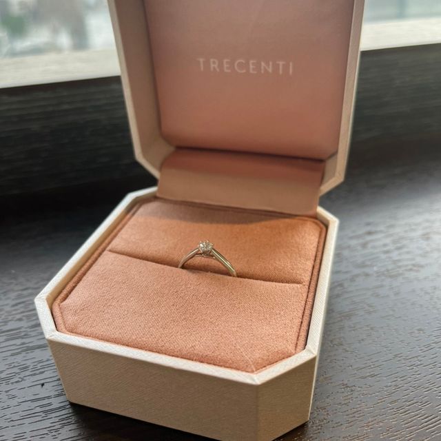 【TRECENTI(トレセンテ)の口コミ】 シンプルで飽きのこないデザインだったからずっと付けてもらえる指輪だと…