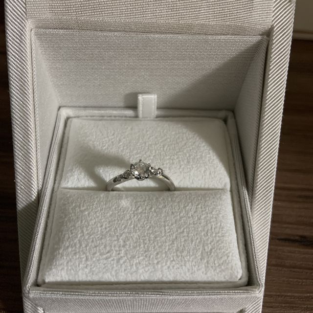 【ENUOVE(イノーヴェ)の口コミ】 婚約のために彼が準備してくれました。
ariaという名前の指輪で、&minus;…