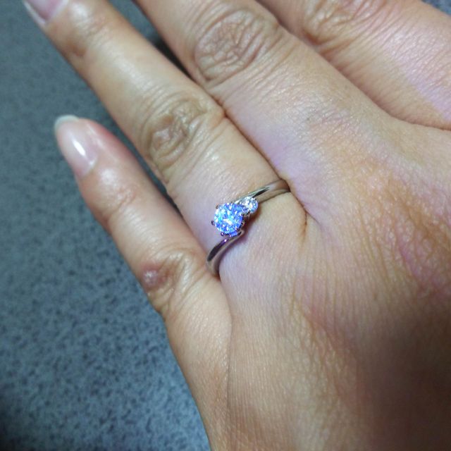 【JEWELRY  KAMATA(ジュエリーかまた)の口コミ】 片方だけにメレが付いているものを探していて、
メレの大きさが大きめでも…