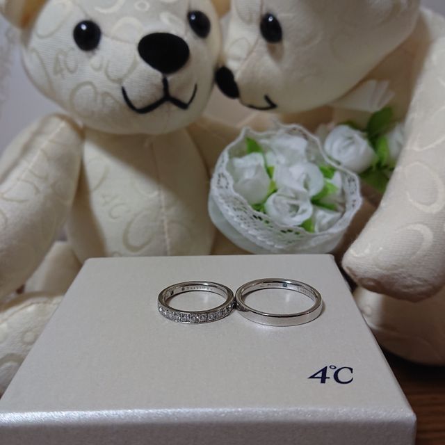 【4℃ BRIDAL(ヨンドシーブライダル)の口コミ】 ダイヤモンドが13個装飾されていて、色々な角度から光が反射してとても綺…