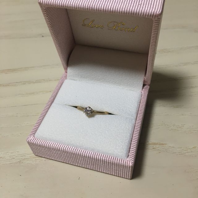 【Love Bond(ラブボンド)の口コミ】 くすんだゴールドの色味が素敵で、これに決めました。また、ダイヤの台座…