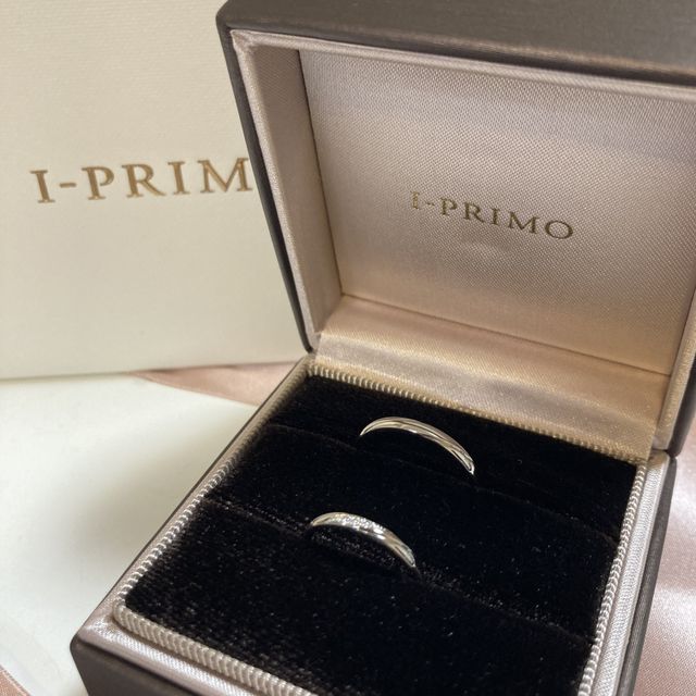 【アイプリモ(I-PRIMO)の口コミ】 デザインに一目惚れ！
斜めのラインの中に石が三つ埋め込まれていて、シン…