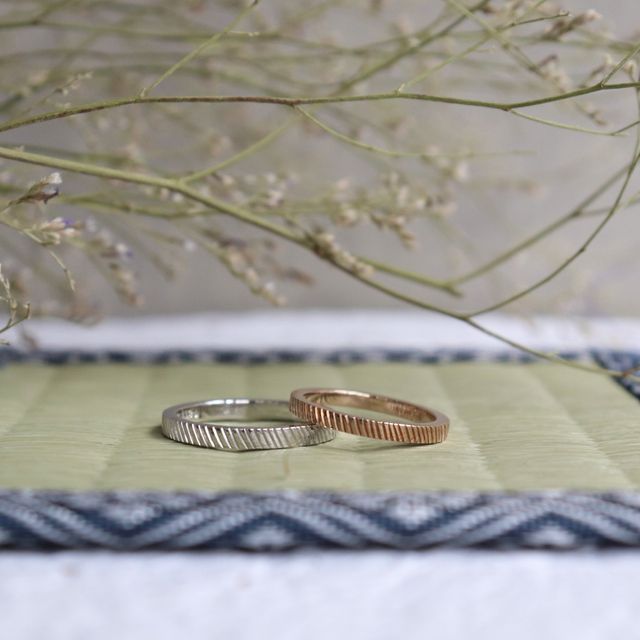 【鶴(mikoto)の口コミ】 シンプルですがオリジナリティがある点がお気に入りです。結婚指輪は同じ…