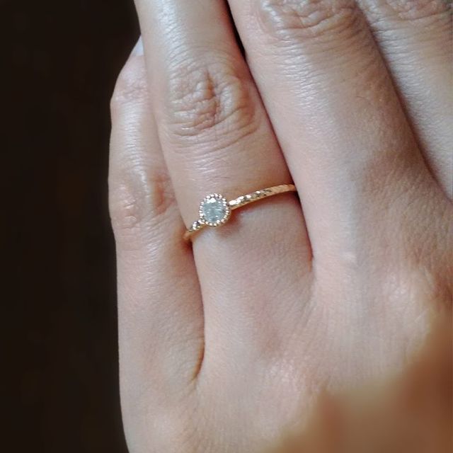 【メデルジュエリー(Mederu jewelry)の口コミ】 全体的に細く華奢な感じが気に入った。せっかくの婚約指輪なので、何か石…