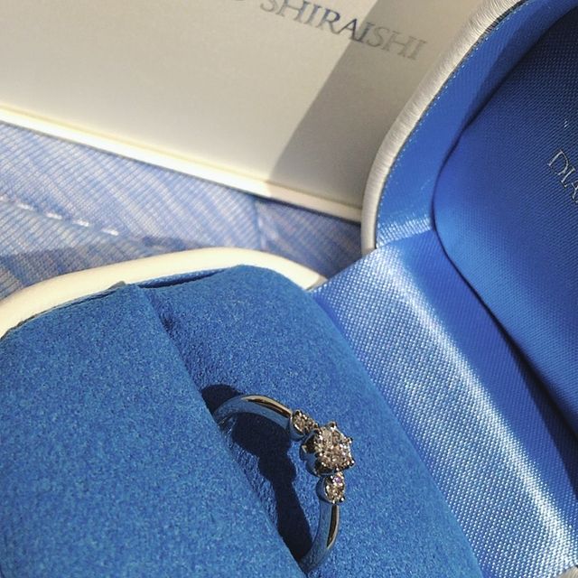 【銀座ダイヤモンドシライシの口コミ】 とにかくダイヤモンドの大きさと輝きが決め手でした。角度を変えるごとに…