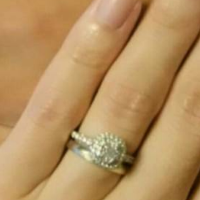 【ティファニー(Tiffany & Co.)の口コミ】 スクエアカットが欲しくてすぐに決めました。
デザインが素敵で、キラキラ…