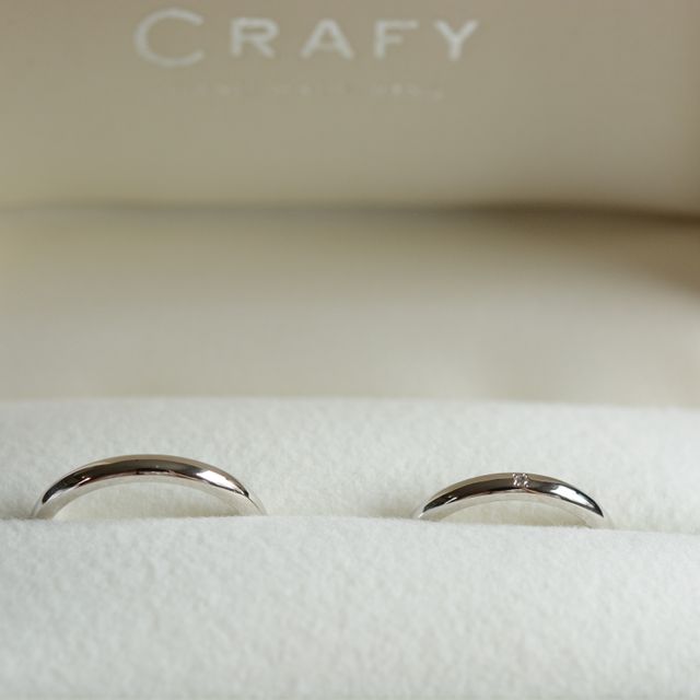 【CRAFY(クラフィ)の口コミ】 どんな場面でも似合うシンプルな見た目にして、イニシャルと入籍日を刻印…
