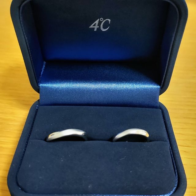 【4℃ BRIDAL(ヨンドシーブライダル)の口コミ】 シンプルだけどポイントのあるデザインを探していました。

シンプルなデ…