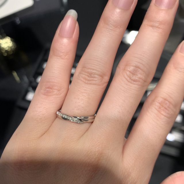 【エクセルコダイヤモンド(EXELCO DIAMOND)の口コミ】 最初つけた際はちょっと捻ってるデザインは違和感を感じましたが、すぐ慣…