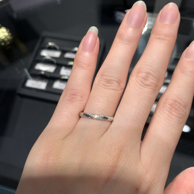 【エクセルコダイヤモンド(EXELCO DIAMOND)の口コミ】 ねじりのデザインで、3列のダイヤモンドをいれてあります。価格はやや高め…