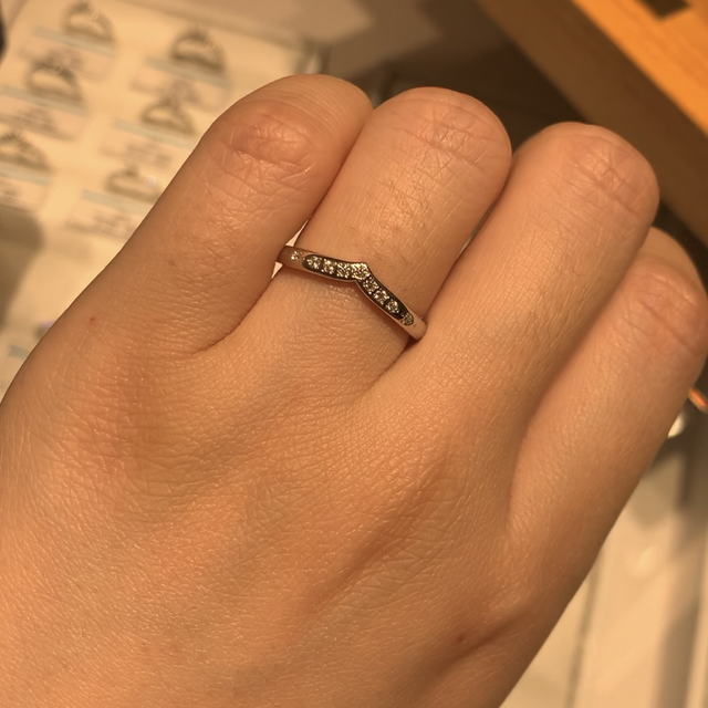 【銀座ダイヤモンドシライシの口コミ】 自分好みのVラインで、婚約指輪との付け合わせは結構いい気がします。ちょ…
