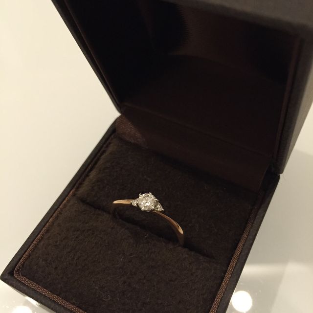 【CHER LUV(シェールラブ)の口コミ】 ゆくゆくは結婚指輪と重ね付けが出来るデザインのものを探していました。…