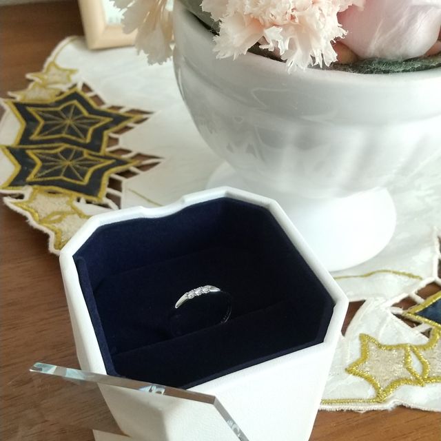 【4℃ BRIDAL(ヨンドシーブライダル)の口コミ】 プラチナ素材でストレートタイプを探していたところ、今回選んだ指輪は、3…