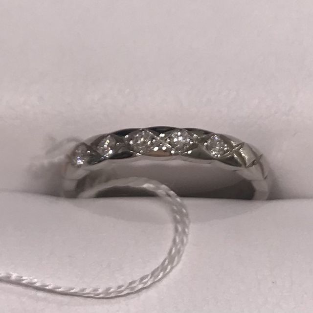 【シャネル(CHANEL)の口コミ】 バツ印のようなカッティングは、CHANELのキルティングバッグをイメージし…