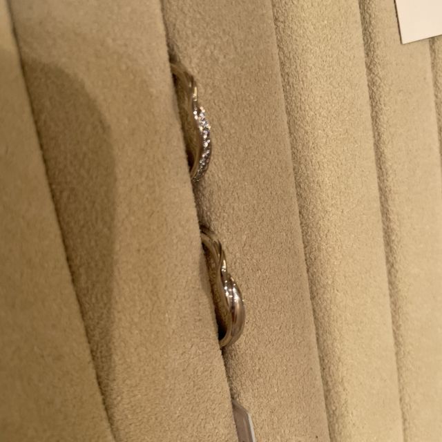 【TRECENTI(トレセンテ)の口コミ】 婚約指輪との重ねづけもできそうだから。
男性側もデザインが施されていて…