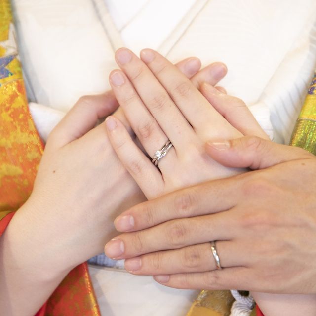 【俄(にわか)の口コミ】 セットリングで婚約指輪と結婚指輪のダイヤモンドが流れるようなデザイン…