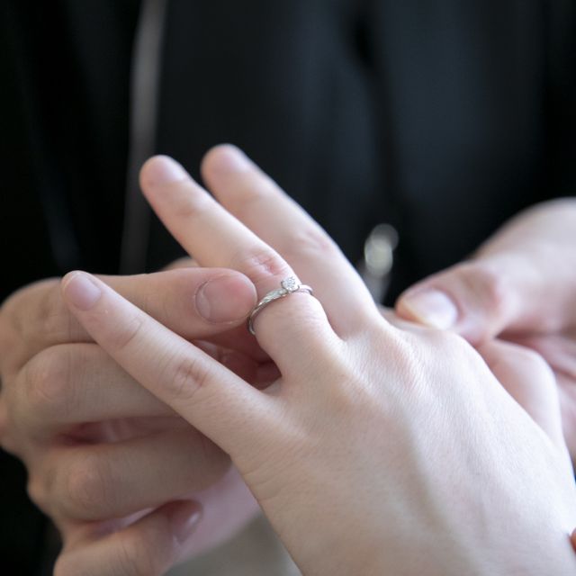 【俄(にわか)の口コミ】 セットリングで婚約指輪と結婚指輪のダイヤモンドが流れるようなデザイン…