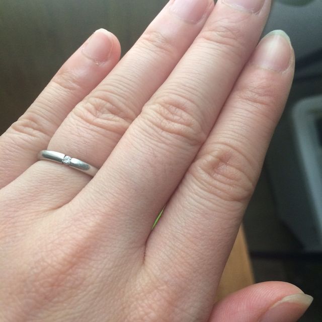 【Petit Marie(プチマリエ)の口コミ】 シンプルながらもダイヤがポイントの指輪です。裏側には、誕生石とイニシ…