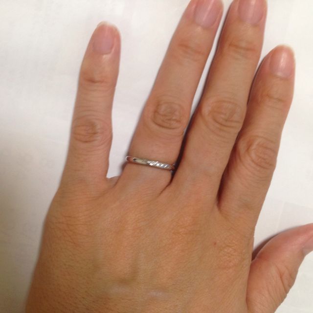 【銀座ダイヤモンドシライシの口コミ】 ストレートやウェーブなど色々とつけましたが、自分の指につけた時にスト…