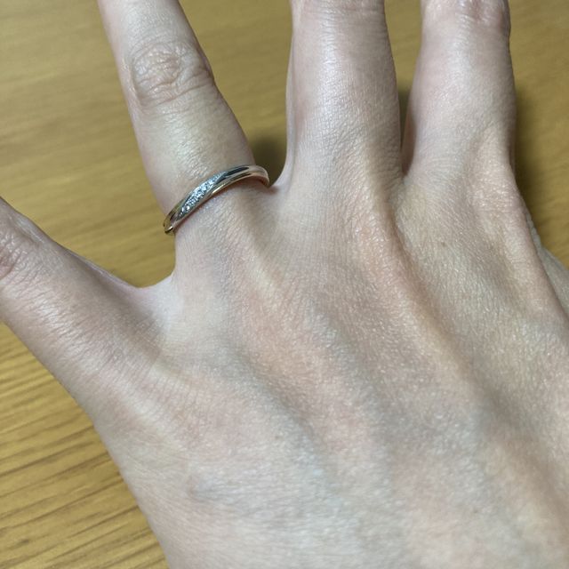 【ケイウノ ブライダル(K.UNO BRIDAL)の口コミ】 婚約指輪との重ね付けを想定した指輪であり、単体でもきれいであるが、婚…