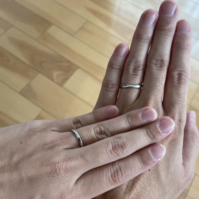 【4℃ BRIDAL(ヨンドシーブライダル)の口コミ】 ウェーブが入っており、かつ艶消しがアクセントになっているデザインが気…