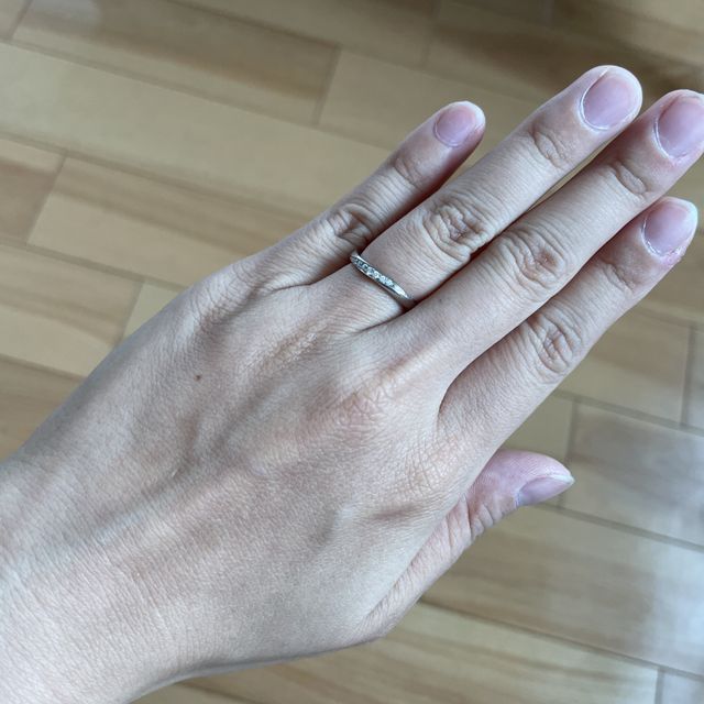 【4℃ BRIDAL(ヨンドシーブライダル)の口コミ】 始めから価格の上限は10万円と決めていました。その中から指にしっくりく…