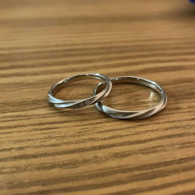 【YUKA HOJO(ユカホウジョウ)の口コミ】 デザインに一目ぼれして購入を決めました。シルバーゴールドの色味は肌馴…