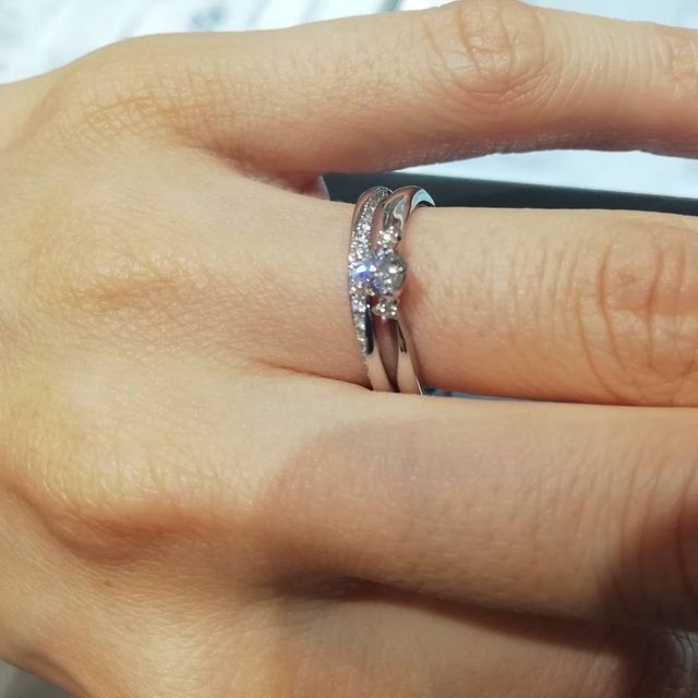 【festaria bijou SOPHIA(フェスタリア ビジュソフィア)の口コミ】 ウェーブのデザインのものは候補になかったのですが、スタッフさんが勧め…