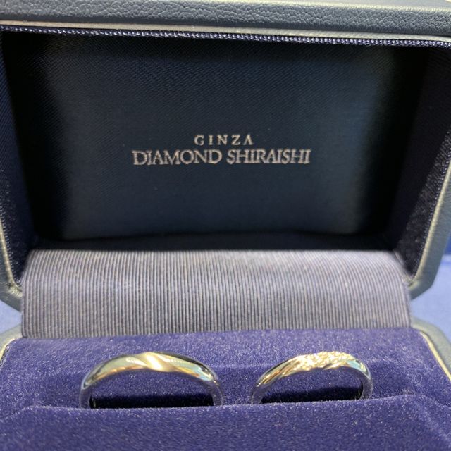 【銀座ダイヤモンドシライシの口コミ】 ホリミナスの丸みを感じるリングが男性のゴツゴツとした手に意外にマッチ…