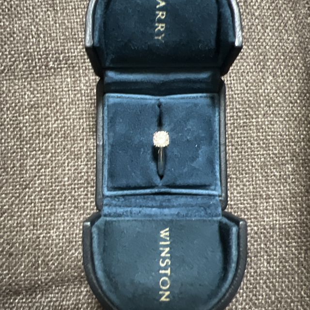 【ハリー・ウィンストン(Harry Winston)の口コミ】 シンプルで合わせやすく、憧れの一粒ダイヤだったためこちらに決めました…