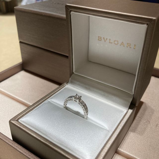 【ブルガリ(BVLGARI)の口コミ】 指輪の側面にブルガリのロゴが入っているのがとても素敵で購入の決め手に…
