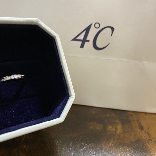 【4℃ BRIDAL(ヨンドシーブライダル)の口コミ】 パートナーが気に入ったデザインというのが1番の決めて。婚約指輪と重ね付…