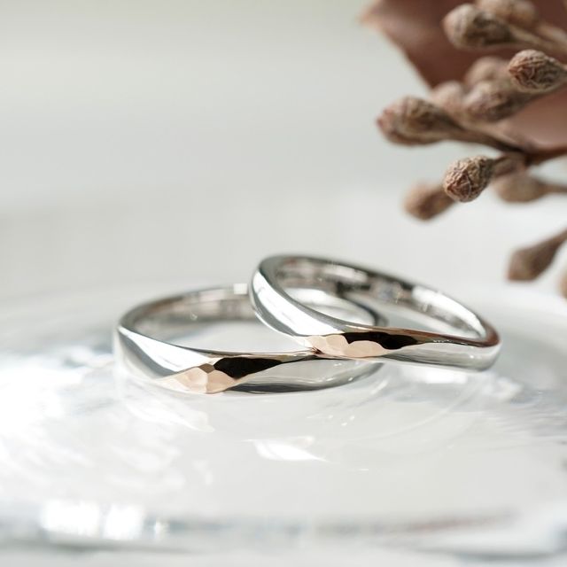 【renri(レンリ)の口コミ】 夫は3mm幅の平甲丸、妻は2.5mm幅平甲丸のS字ウェーブにしました。全体はプ…