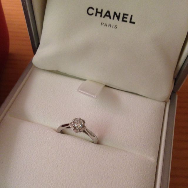 【シャネル(CHANEL)の口コミ】 カメリアリングに憧れていたものの，かわいすぎて，年齢とともに使えなく…