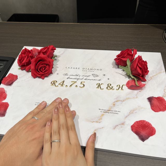 【ラザール ダイヤモンド(LAZARE DIAMOND)の口コミ】 たくさんの指輪を試着させて頂き、その中でミル打ちや少し周りと違った指…