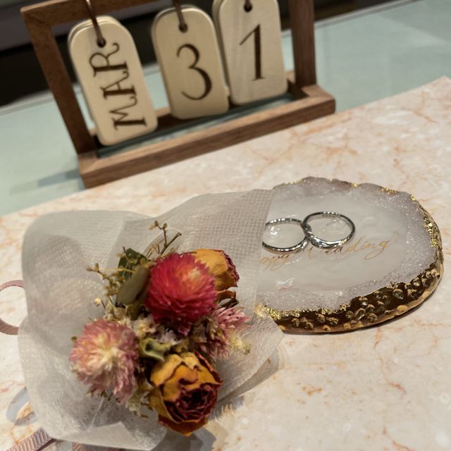 【アイプリモ(I-PRIMO)の口コミ】 ウェーブのデザインに5つのダイヤが埋め込まれており2本のピンクゴールド…