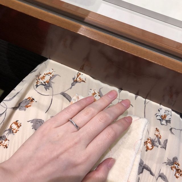 【銀座ダイヤモンドシライシの口コミ】 デザインは可愛らしいものが多かったです。リングの内側を手触りがいいよ…
