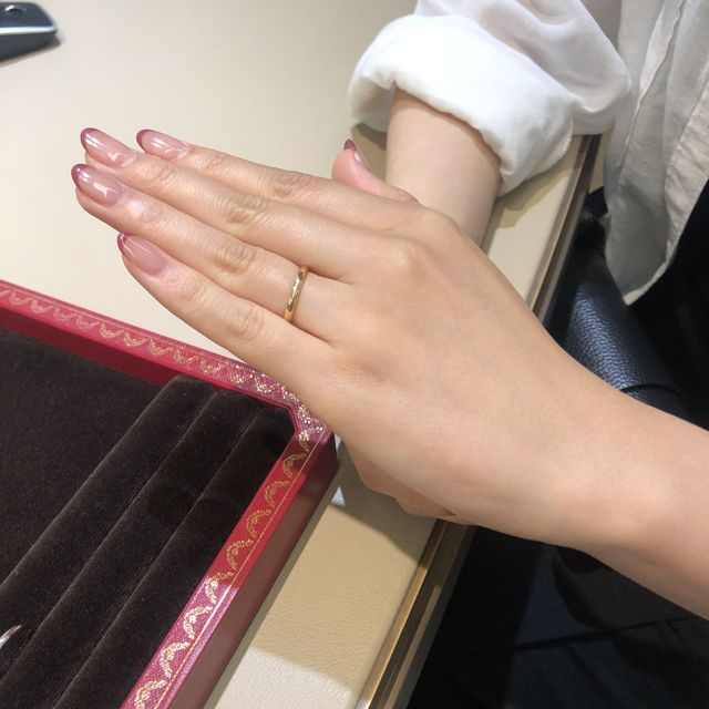 【カルティエ(Cartier)の口コミ】 シンプルで指輪が薄めなのでつけ心地はいい、つけやすさは内側が丸く加工…