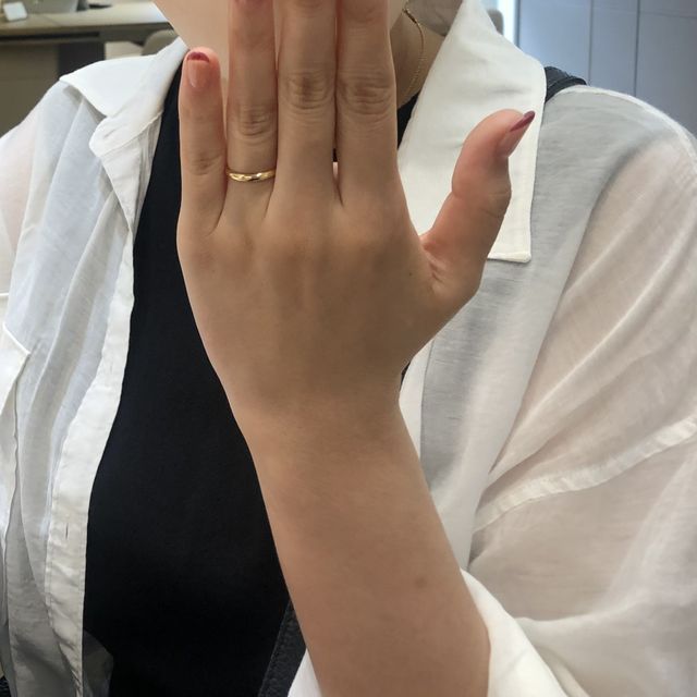 【カルティエ(Cartier)の口コミ】 シンプルで指輪が薄めなのでつけ心地はいい、つけやすさは内側が丸く加工…