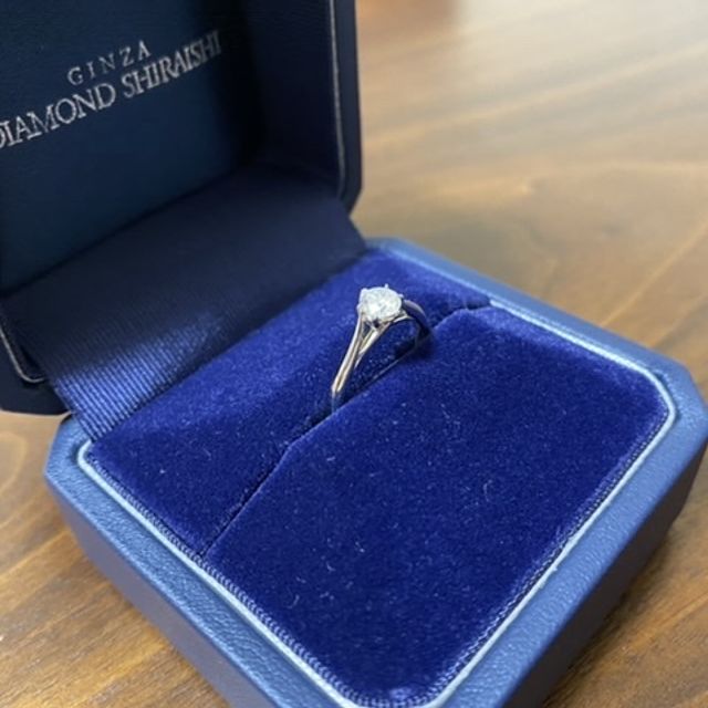 【銀座ダイヤモンドシライシの口コミ】 他の店舗でも婚約指輪をいくつか試着したのですが、この指輪はとなりの指…