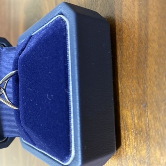 【銀座ダイヤモンドシライシの口コミ】 他の店舗でも婚約指輪をいくつか試着したのですが、この指輪はとなりの指…