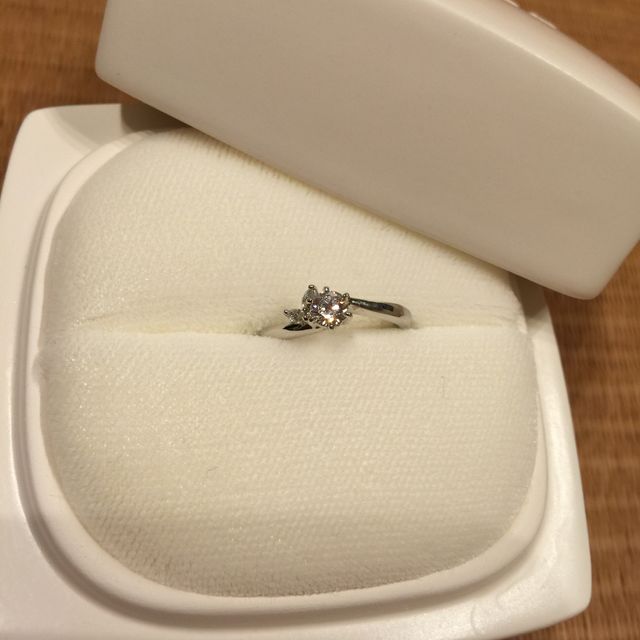 【俄(にわか)の口コミ】 婚約指輪を決める際は雑誌を見たり、指輪のカタログを見比べたりしてイメ…