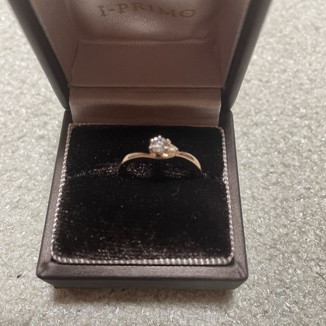 【アイプリモ(I-PRIMO)の口コミ】 ダイヤの横にメレダイヤが付いたデザインで、小さいダイヤでも大きく見え…