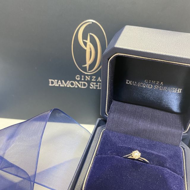 【銀座ダイヤモンドシライシの口コミ】 選んだ指輪は横から見た時のデザインが可愛く気に入りました。いつまでも…
