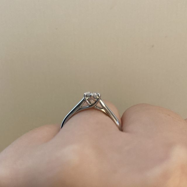 【銀座ダイヤモンドシライシの口コミ】 一粒ダイヤモンドの指輪で探しており、横から見たときの石座の柔らかいデ…