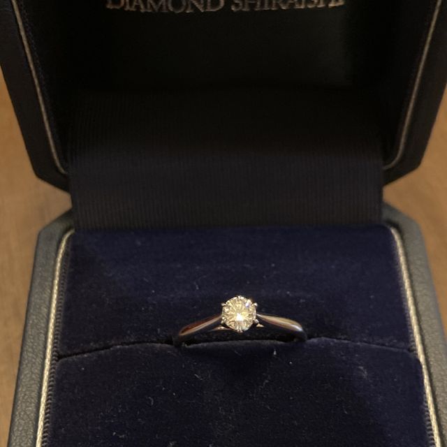 【銀座ダイヤモンドシライシの口コミ】 一粒ダイヤモンドの指輪で探しており、横から見たときの石座の柔らかいデ…