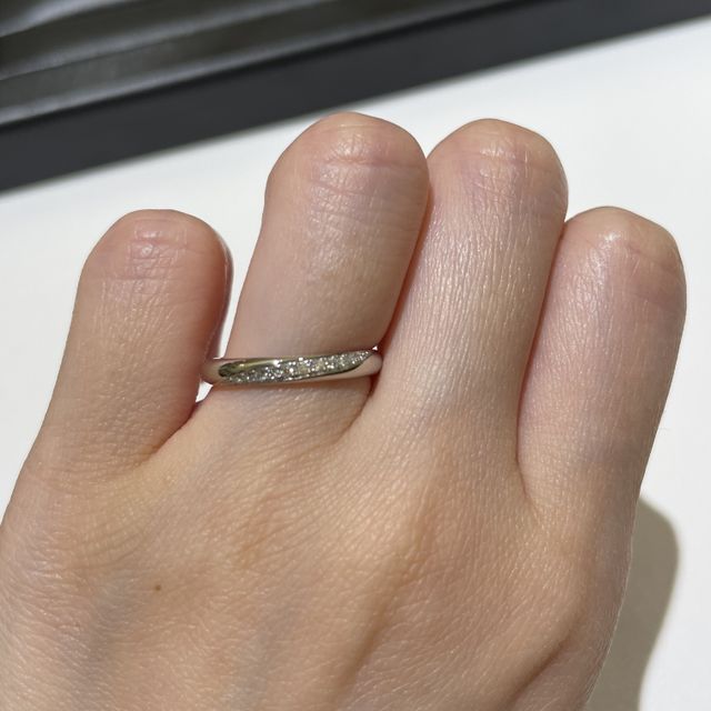 【ラザール ダイヤモンド(LAZARE DIAMOND)の口コミ】 流れるように付いているメレダイヤに惹かれました。プラチナの部分もある…