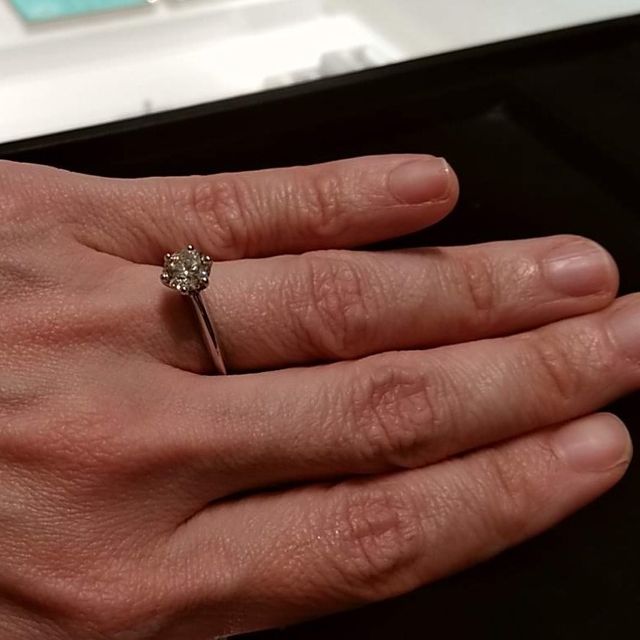 【ティファニー(Tiffany & Co.)の口コミ】 ティファニーと言えばティファニーセッティングなので、王道を選びました…